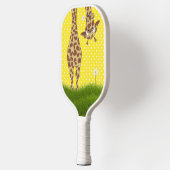 Giraffe op poka-punten met Daisy Pickleball Paddle (Links)