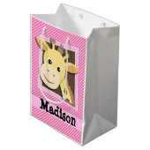 Giraffe op roze en witte strepen medium cadeauzakje (Voorkant Gekanteld)