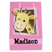 Giraffe op roze en witte strepen medium cadeauzakje (Achterkant)