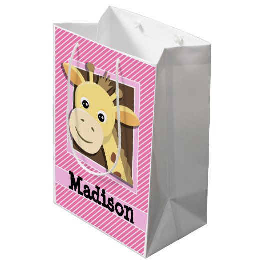 Giraffe op roze en witte strepen medium cadeauzakje (Achterkant Gekanteld)