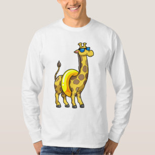 Giraffe op strand met draaiende ring en zonnebril t-shirt