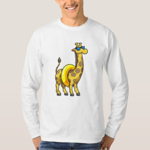 Giraffe op strand met draaiende ring en zonnebril t-shirt