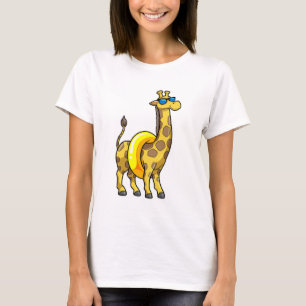 Giraffe op strand met draaiende ring en zonnebril t-shirt