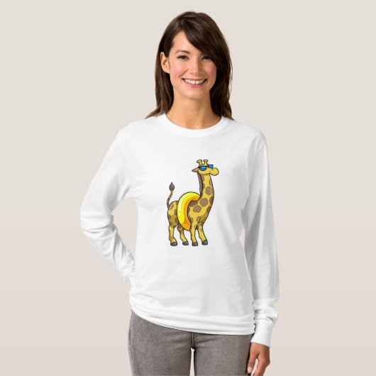 Giraffe op strand met draaiende ring en zonnebril t-shirt (Voorkant volledig)