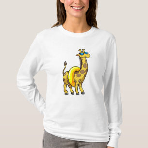 Giraffe op strand met draaiende ring en zonnebril t-shirt