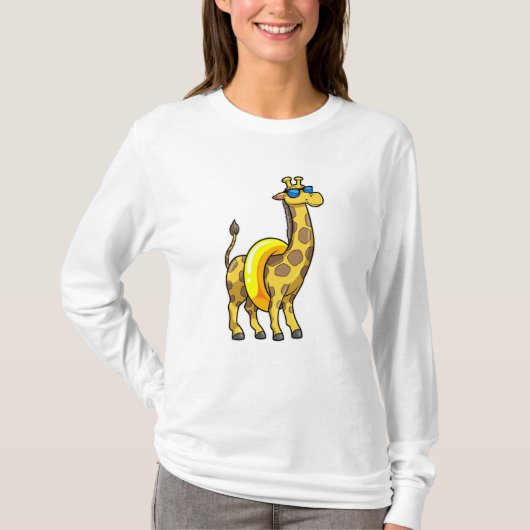 Giraffe op strand met draaiende ring en zonnebril t-shirt (Voorkant)