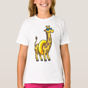 Giraffe op strand met draaiende ring en zonnebril t-shirt