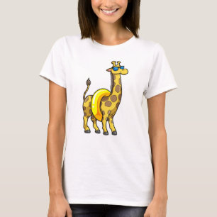 Giraffe op strand met draaiende ring en zonnebril t-shirt