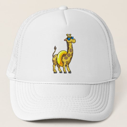 Giraffe op strand met draaiende ring en zonnebril trucker pet (Voorkant)