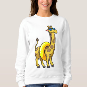 Giraffe op strand met draaiende ring en zonnebril trui