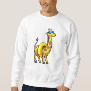 Giraffe op strand met draaiende ring en zonnebril trui