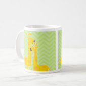 Giraffe op zigzag chevron patroon. koffiemok (Voorkant links)