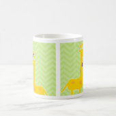 Giraffe op zigzag chevron patroon. koffiemok (Center)