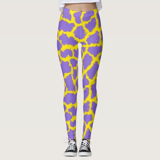 Giraffe Print Leggings met Paarse achtergrond (Voorkant)