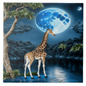 Giraffe staat bij River Under Moonlit Sky Tegeltje (Voorkant)