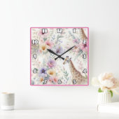 Giraffe tussen kleurrijke bloemen in Afrika Vierkante Klok (Huis)