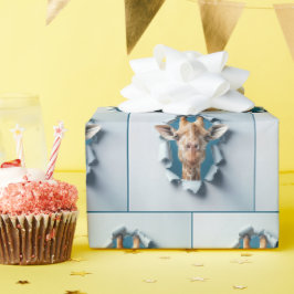 Giraffe uit een gescheurd papiergat cadeaupapier