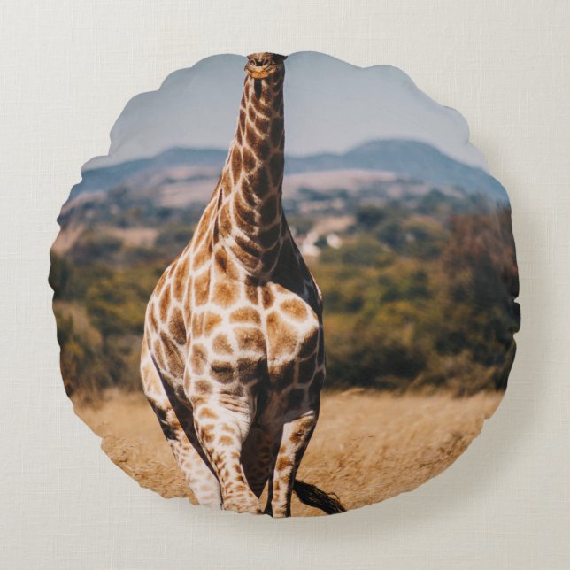 GIRAFFE UITGESCHAKELD MET BROWN GRASS ROND KUSSEN (Voorkant)