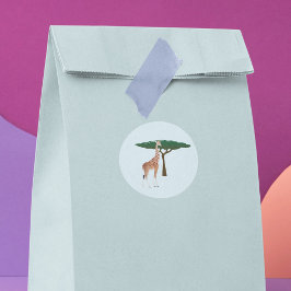 Giraffe via een boom ronde sticker