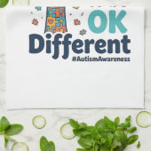 Giraffe voor Autisme Bewustzijn Het is OK om Versc Theedoek (Gevouwen)