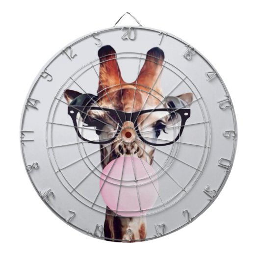 Giraffe wearing glasses blowing a pink bubble gum dartbord (Voorkant)