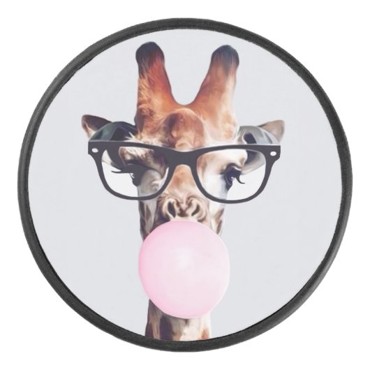 Giraffe wearing glasses blowing a pink bubble gum hockey puck (Voorkant)