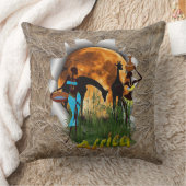 Giraffe, zonsondergang en trendy Afrikaanse meisje Kussen (Deken)