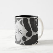 Giraffe zwart en lichte grijze monogram tweekleurige koffiemok (Voorkant rechts)