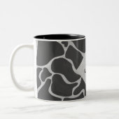 Giraffe zwart en lichte grijze monogram tweekleurige koffiemok (Links)