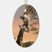 Giraffes begroeten elkaar keramisch ornament (Links)