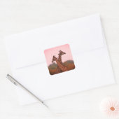 Giraffes die in Mopani bomen staan met roze lucht Vierkante Sticker (Envelop)
