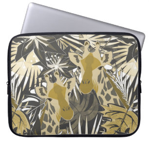 Giraffes in het nachtbos. laptop sleeve