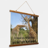 Giraffes in het veld door bomen hangend wandkleed (Gebogen)