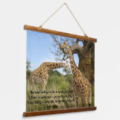 Giraffes in het veld door poster van bomen hangend wandkleed (Gebogen)