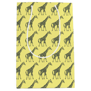 Giraffes op geel medium cadeauzakje