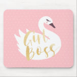 Girl Boss | Meisjes White Swan & Polka Dot Muismat<br><div class="desc">Aangepaste kantoor voor uw desktop met onze unieke prints voor muismatje. Een mooie grote gestileerde witte zwanenillustratie met de woorden "Girl Boss" in een borstelscriptlettertype is faux goud dat is opgenomen in de zwanenillustratie. Een wazige roze polka stip achtergrond contrasteert prachtig met de zwanenillustratie. Alle illustraties in dit kic girl...</div>