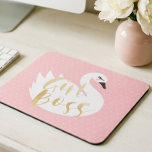 Girl Boss | Meisjes White Swan & Polka Dot Muismat<br><div class="desc">Personaliseer uw desktop kantoor-ruimte met onze unieke prints voor muismatten. Mooie grote gestileerde witte zwaan illustratie met de woorden "Girl Boss" ontworpen in een penseel script lettertype is faux goud dat is opgenomen over de zwaan illustratie. Een blush roze stip achtergrond contrasteert prachtig met de zwanenillustratie. Alle illustraties in dit...</div>