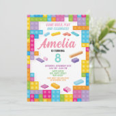 Girl Building Block Verjaardag Uitnodiging. bakste Kaart (Staand voorkant)