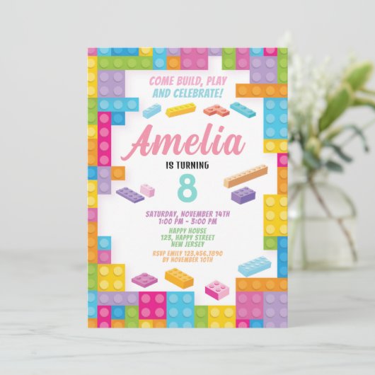 Girl Building Block Verjaardag Uitnodiging. bakste Kaart (Staand voorkant)