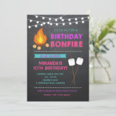 Girl Camp Bonfire Verjaardag Uitnodiging (Staand voorkant)