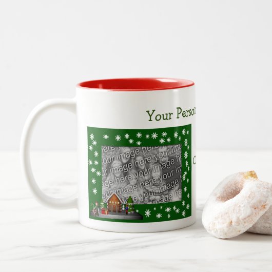 Girl Elf kerstdorp Holiday Foto Tweekleurige Koffiemok (Met donut)