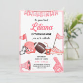 Girl Football Ball First Birthday Invitation Kaart (Staand voorkant)