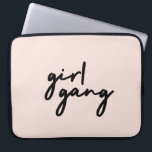 Girl Gang | Cute Pink Girl Power Modern Feminist Laptop Sleeve<br><div class="desc">Eenvoudige,  stijlvolle "girl bende" citeert een kunstontwerp in een moderne,  minimalistische scripttypografie in zwart-wit op een roze achtergrond van baby om vrouwen en meisjeskracht te vieren! Een perfect speciaal cadeau voor een geliefde!</div>