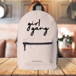 Girl Gang | Meiskracht Modern feminisme Blush Pink Bedrukte Rugzak<br><div class="desc">Eenvoudig,  stijlvol "girl gang" citaatontwerp in moderne minimalistische scripttypografie in off-black op een baby roze achtergrond om vrouwen en meisjesmacht te vieren! Perfect veelzijdig voor elke dag,  een vrijgezellenfeest of een leuke bijpassende combo voor moeder en dochters,  zussen en vrienden!</div>