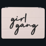 Girl Gang | Meiskracht Modern feminisme Blush Pink iPad Air Cover<br><div class="desc">Eenvoudige,  stijlvolle "girl bende" citeert een kunstontwerp in een moderne,  minimalistische scripttypografie in zwart-wit op een roze achtergrond van baby om vrouwen en meisjeskracht te vieren! Een perfect speciaal cadeau voor een geliefde!</div>