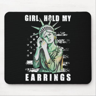 Girl Hold My Earring Fight Mode Vrijheidsbeeld Muismat