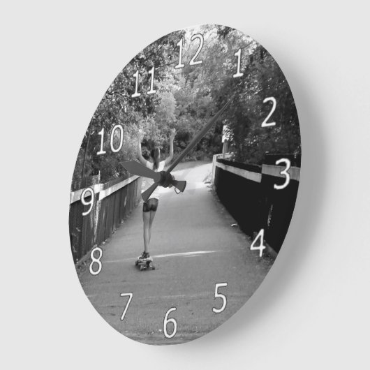 Girl Longboarder Grote Klok (Hoek)