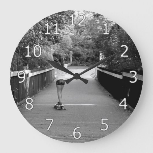 Girl Longboarder Grote Klok (Voorkant)