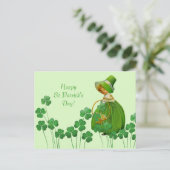 Girl Picking Shamrocks St Patrick's Day Briefkaart (Staand voorkant)
