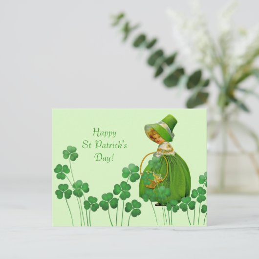 Girl Picking Shamrocks St Patrick's Day Briefkaart (Staand voorkant)